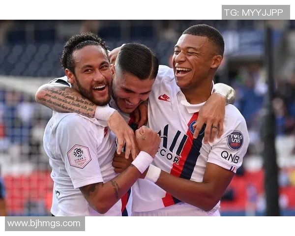 足球场上的兄弟情谊：明星球员之间的深厚友谊与默契合作