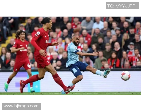 足球巨星观战搏击盛宴赛场激情碰撞引发热议 足球巨星观战搏击盛宴赛场激情碰撞引发热议