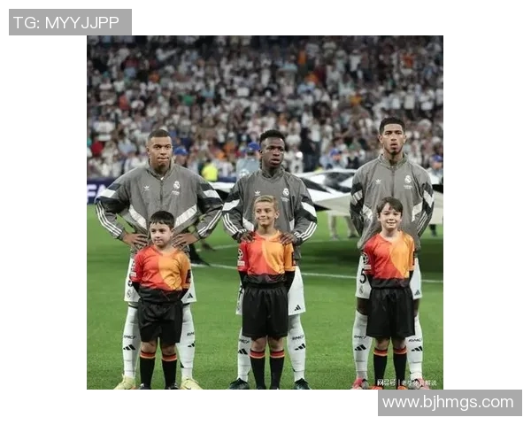 足球巨星化身老年人街头嬉戏引发路人围观热议