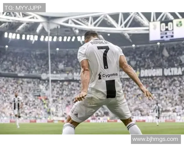 足球巨星C罗在赛场上的精彩瞬间与踢球技巧全景展示