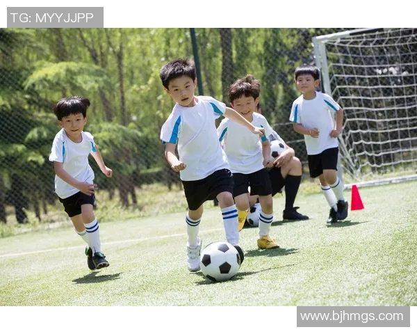 足球明星与儿子亲密互动踢球视频展现温馨家庭时光与运动乐趣 足球明星与儿子亲密互动踢球视频展现温馨家庭时光与运动乐趣