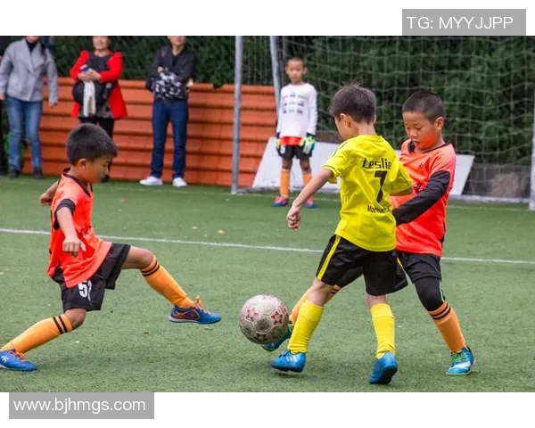 足球明星与小孩的温馨互动瞬间展现梦想与希望的交汇