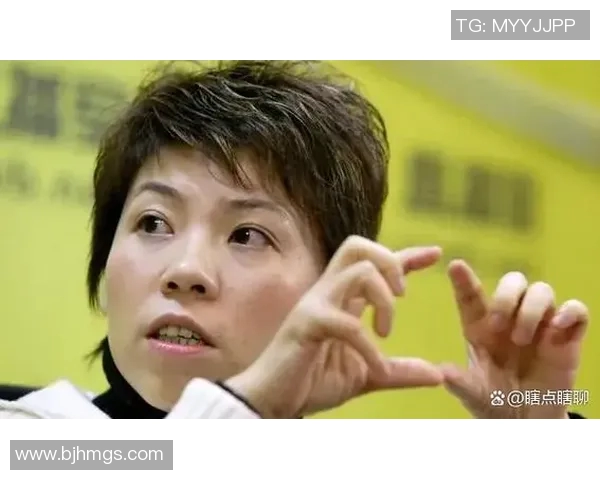 足球明星与观众激烈对骂引发热议赛场内外的情绪碰撞与反思