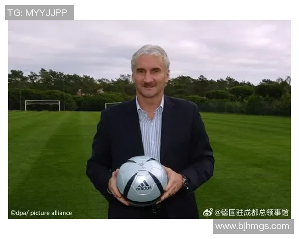 足球明星卷发男生的魅力瞬间展现时尚与运动的完美结合