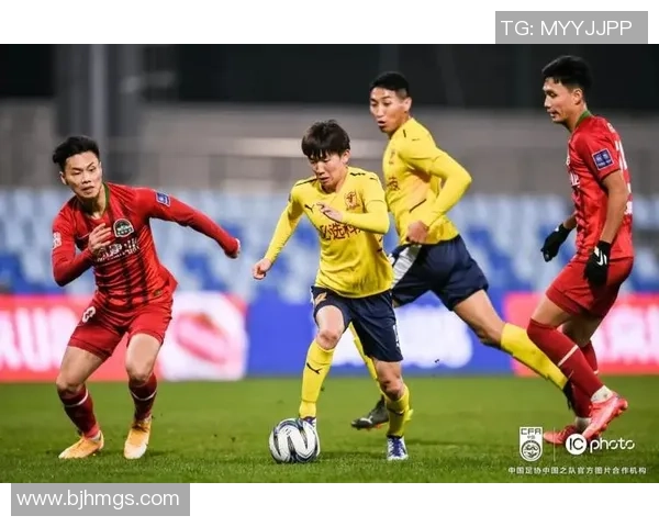 足球明星在家静待球队通知心情复杂期待新赛季的挑战与机遇