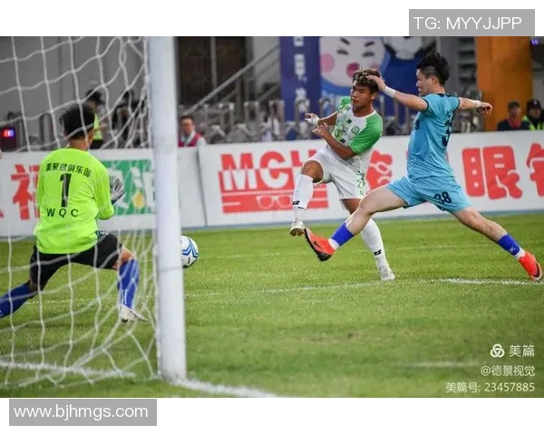 足球明星在赛场上展现风采与激情的精彩瞬间与背后故事