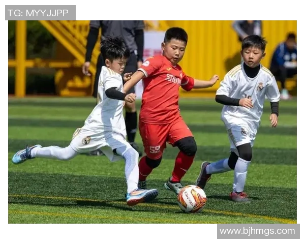 足球明星夸德拉多：从绿茵场上的闪耀之星到社会公益的积极推动者