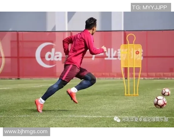 足球明星在赛场上背负对手的压力勇敢奔跑展现无畏精神与奋斗决心