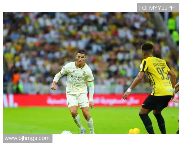 足球明星在镜子前的独特瞬间展现自我风采与魅力的精彩瞬间