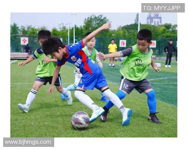 足球明星携手孩子共赴绿茵场展现梦想与激情的精彩瞬间