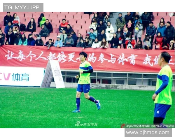 足球明星摆件饰品的精美图片展示与收藏价值解析