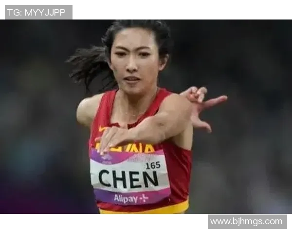 足球明星挑战极限运动跳远视频展现惊人弹跳力与运动魅力