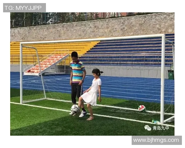 足球明星沉浸书海的卡通形象展现阅读魅力与运动精神