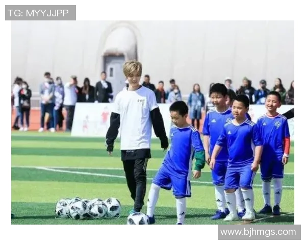 足球明星的孩子们展现可爱风采引发粉丝热议与关注