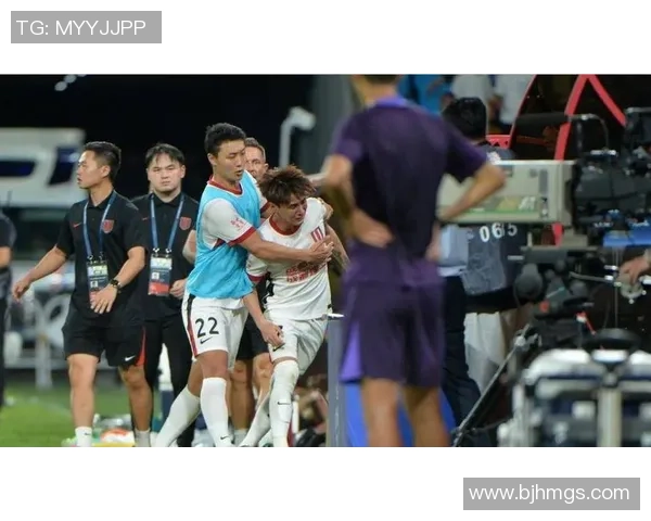 足球明星穿假鞋事件引发热议揭示体育界潜规则与商业利益的复杂关系