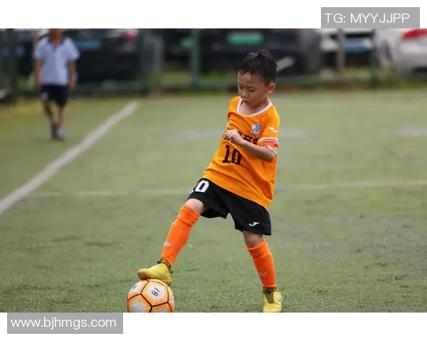 足球明星签名服装图片展示让您感受球场魅力与偶像风采的完美结合