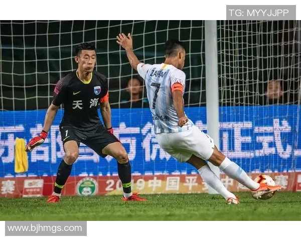 足球明星精彩瞬间插花脚技艺展示尽显球场魅力与风采