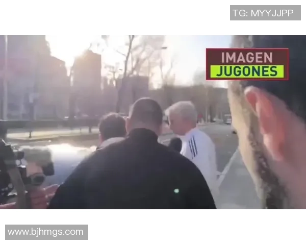 足球明星街头闲逛引发球迷围观热潮瞬间成焦点